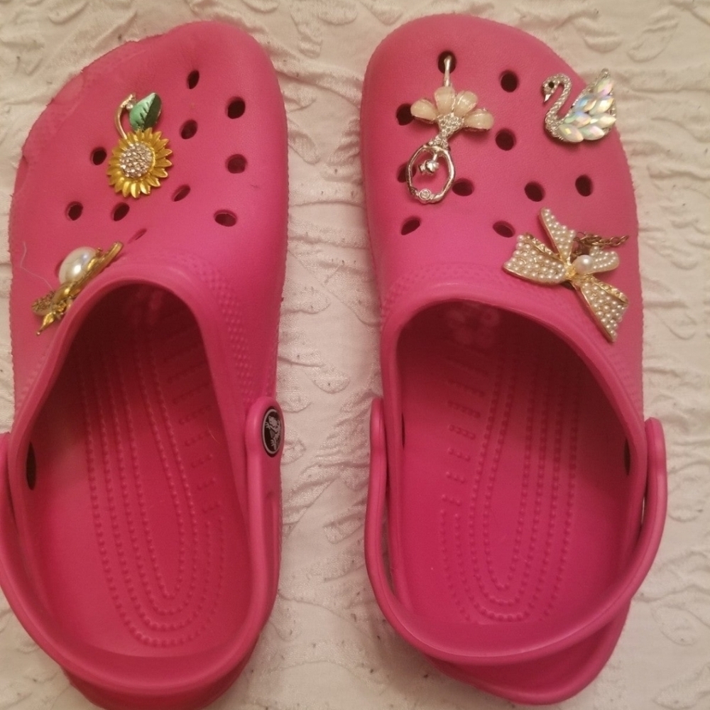 HP🔥🔥Crocs red woman sz 7 mens 5 w charms - Picture 1 of 6